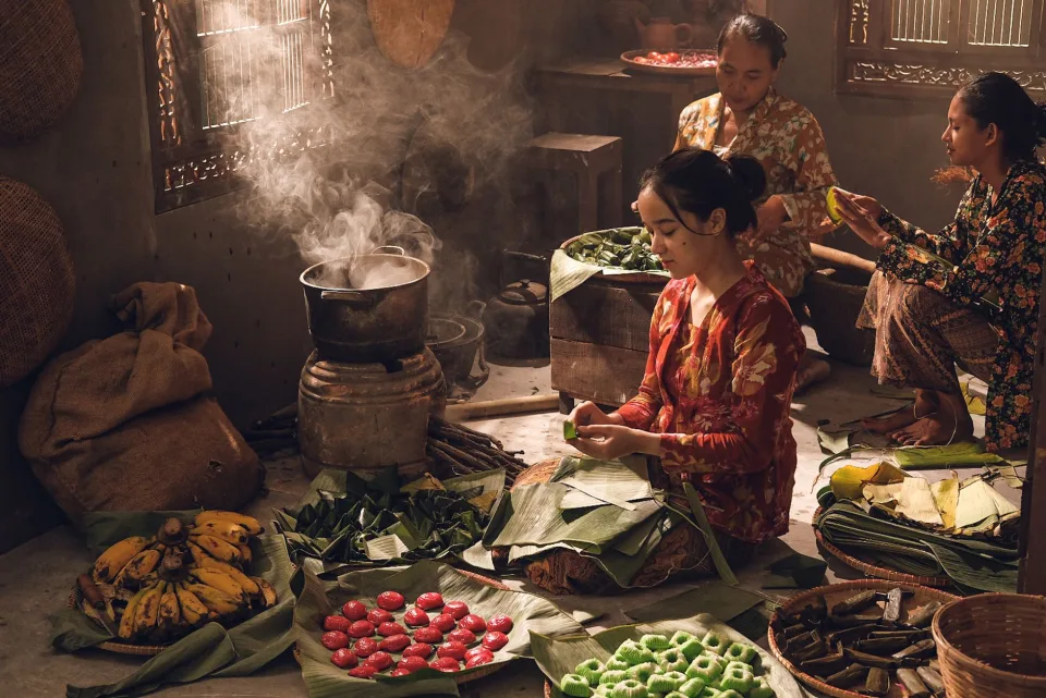 Kệ bánh và hũ cà phê rang